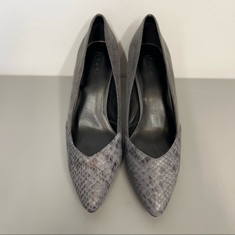 LOGO Lori Goldstein Pumps 7M Gray Snakeskin Pointed Toe Leather Upper Block Heel